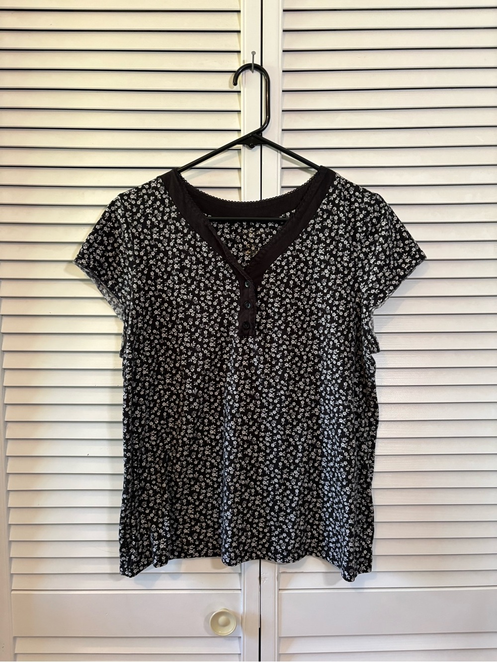 Croft & Barrow Black White Floral Cap Sleeve V-Neck Henley Top Women’s Medium